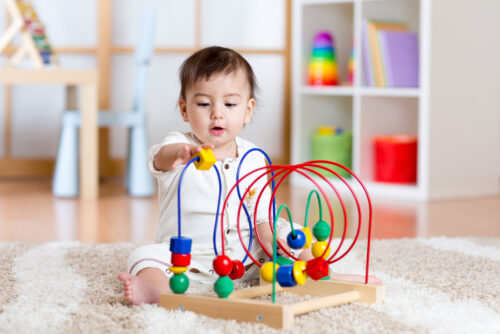 Altersgerechtes Spielzeug für Kinder